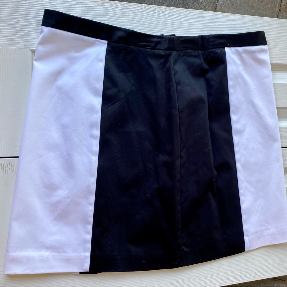 NWT Black & White Stretch Flat Front Back Zip Mini Skirt Size 16 Worthington